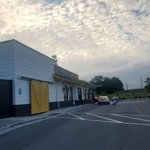 Wide shot before the line gets crazy