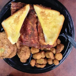Ribs with fried okra, fried tomato and toast