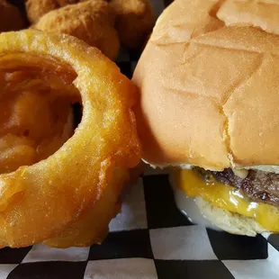 Onion rings and nutty muffet