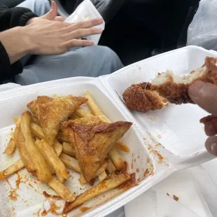 food, chicken wings and fried chicken