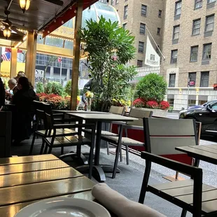 Covered outdoor dining area (note: there is NO LONGER any sidewalk shed)