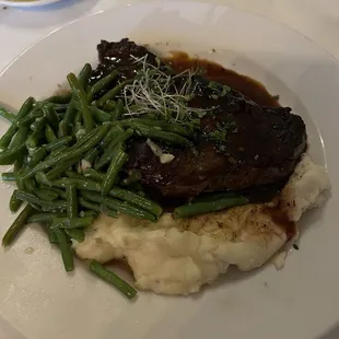 Rib eye with mashed potatoes and green beans