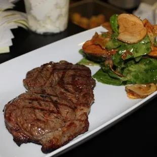 Rib Eye w/ Spinach Hollandaise Chips