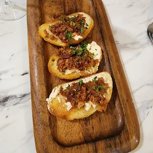 Goat cheese and bacon crostini that didn&apos;t have any goat cheese flavor