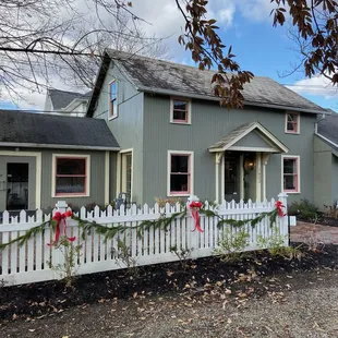 Newly renovated, quaint, cozy and casual dining in a inviting atmosphere, house specials daily and family friendly. Locally owned.