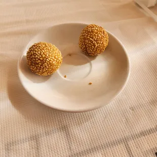 Seasame balls (free):  warm which brought out the toasted sesame seeds flavor, 8/10.  Seems they give you this if you&apos;re a regular.