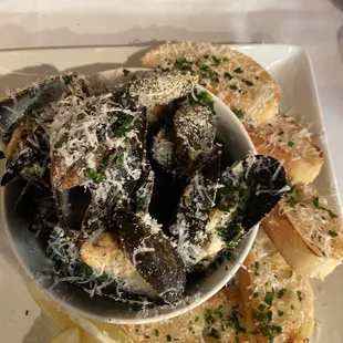 Mussels and garlic toast