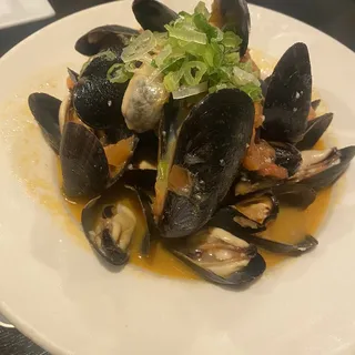 390527. Wine Steamed Black Mussels