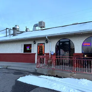 the outside of a restaurant