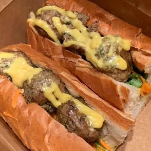 Curry thai meatball bánh mì