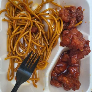 Noodles and General Tso&apos;s chicken