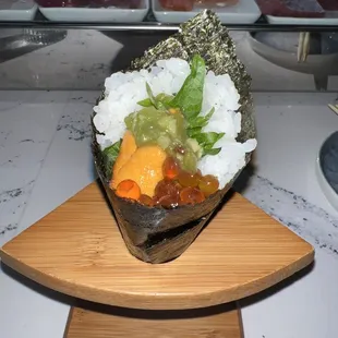 Uni salmon roe handroll