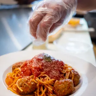 a plate of spaghetti and meatballs