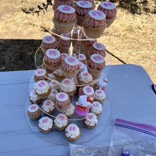 Cupcakes with little cute fondant baby feet on them