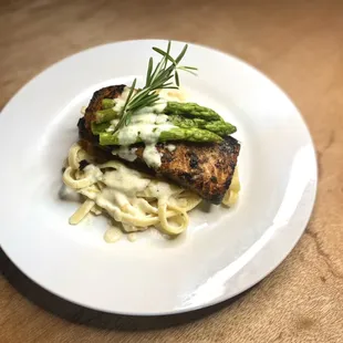 Jerk salmon with asparagus and alfredo pasta (catering view)
