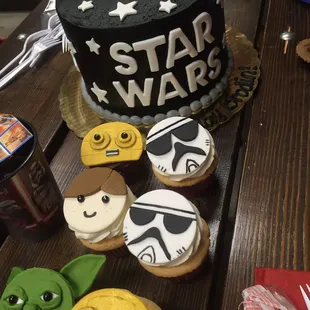 Star Wars cup cakes and cake!