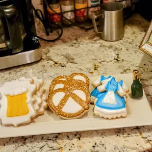 a plate of cookies and pretzels