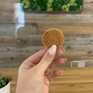 Mini stroopwafel with your drink
