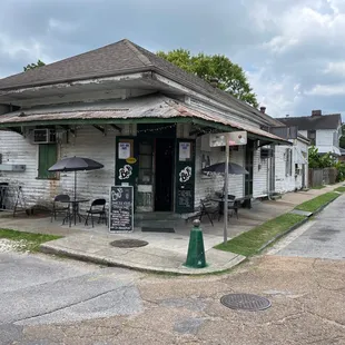 the outside of the restaurant