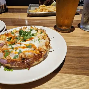 Happy hour, $5 beers $7 pizzas