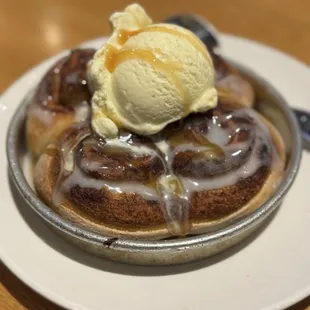 Cinnamon roll pizookie