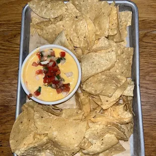 Sriracha Queso Dip with Piranha Pale Ale Chili | IG: @socalsnomnoms