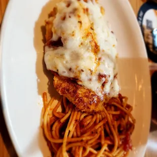 a plate of spaghetti and chicken