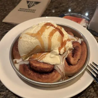 Cinnamon Roll Pizookie