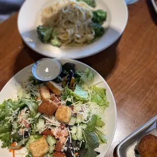 House salad and fettuccine Alfredo