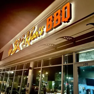 the outside of a restaurant