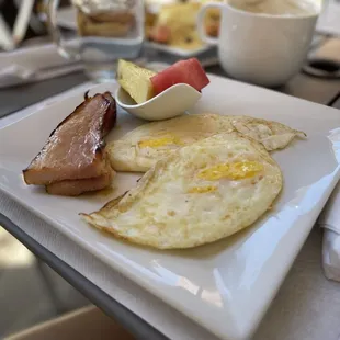 a plate of breakfast food