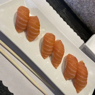Salmon nigiri