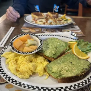 Breakfast Club Melt (980-1020 cals.)