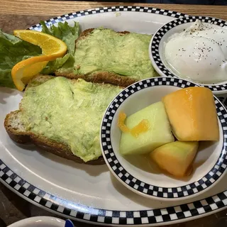 Avocado Toast (550-590 cals.)