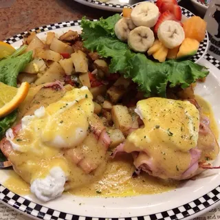 Classic Benedict (710 cals.)