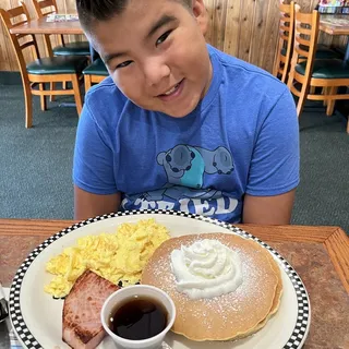 Sweet Cream Pancakes (890 cals.)