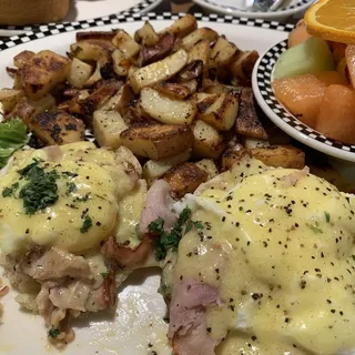 Classic Benedict (710 cals.)