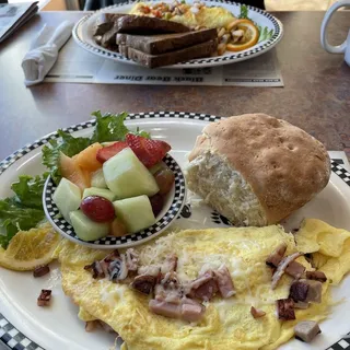 Bruce's Meat Lover's Omelette (610 cals.)