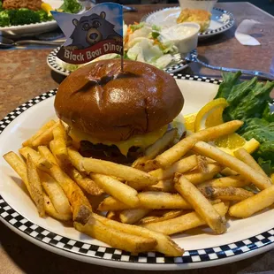 Shasta Cheeseburger* (870-910 cals.)