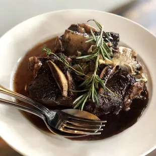 14 oz st. helens ranch-to-table premium angus beef braised in malbec served w new potatoes