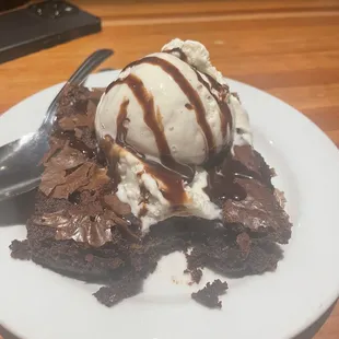 Brownie without Nuts and ice cream !