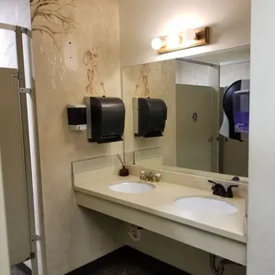 Ladies, 3 stalls, 2 sinks