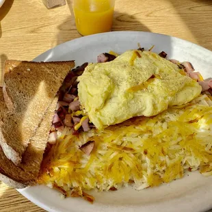 DENVER OMELETTE Smoked ham, green pep-pers, onions and cheddar cheese