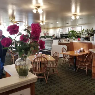 Breakfast served in dining room to left of entrance.