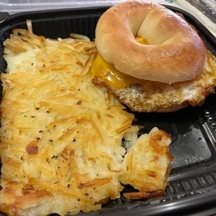 Breakfast bagel w/hash browns