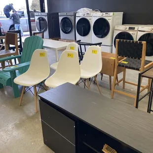 More random furniture and appliances. All in pretty decent shape.