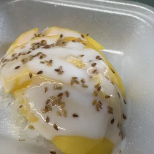 Sticky rice with mango (available in season only)