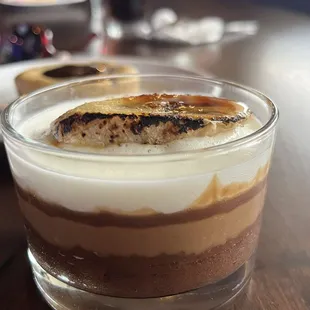 Pudding with flambé bananas