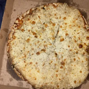 Black garlic white pizza