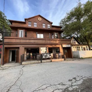 Bar, Biergarten, live music, craft beer, food